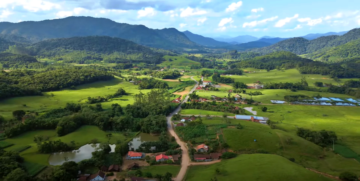 Vista panorâmica do bairro Rio da Luz em Jaraguá do Sul, com paisagem rural, montanhas e áreas verdes preservadas