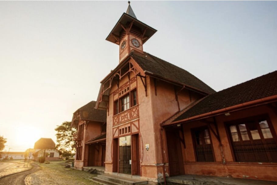 Fachada principal da Estação da Memória de Joinville ao entardecer