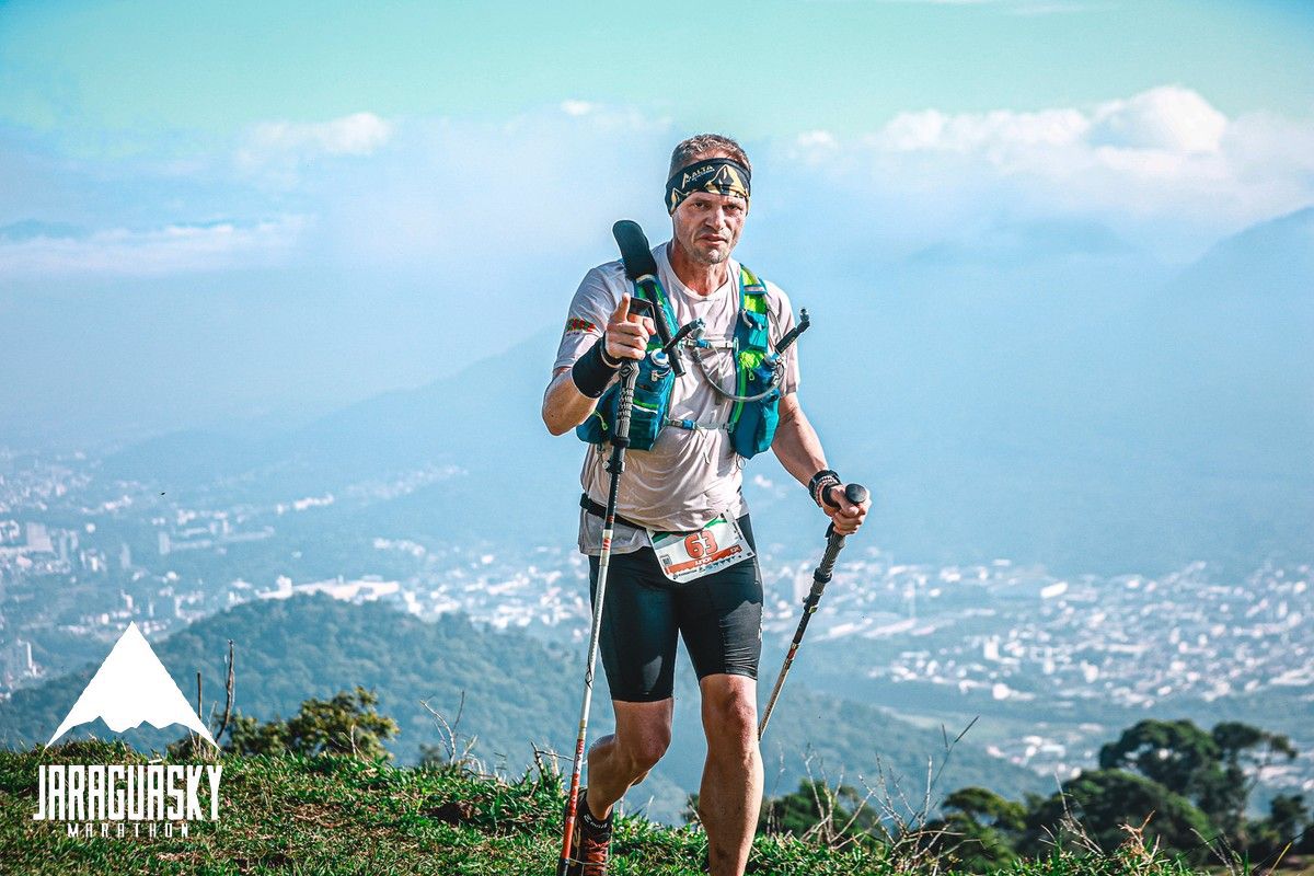 Guilherminio Zapelini Júnior durante ultramaratona em trilha com vista de Jaraguá do Sul