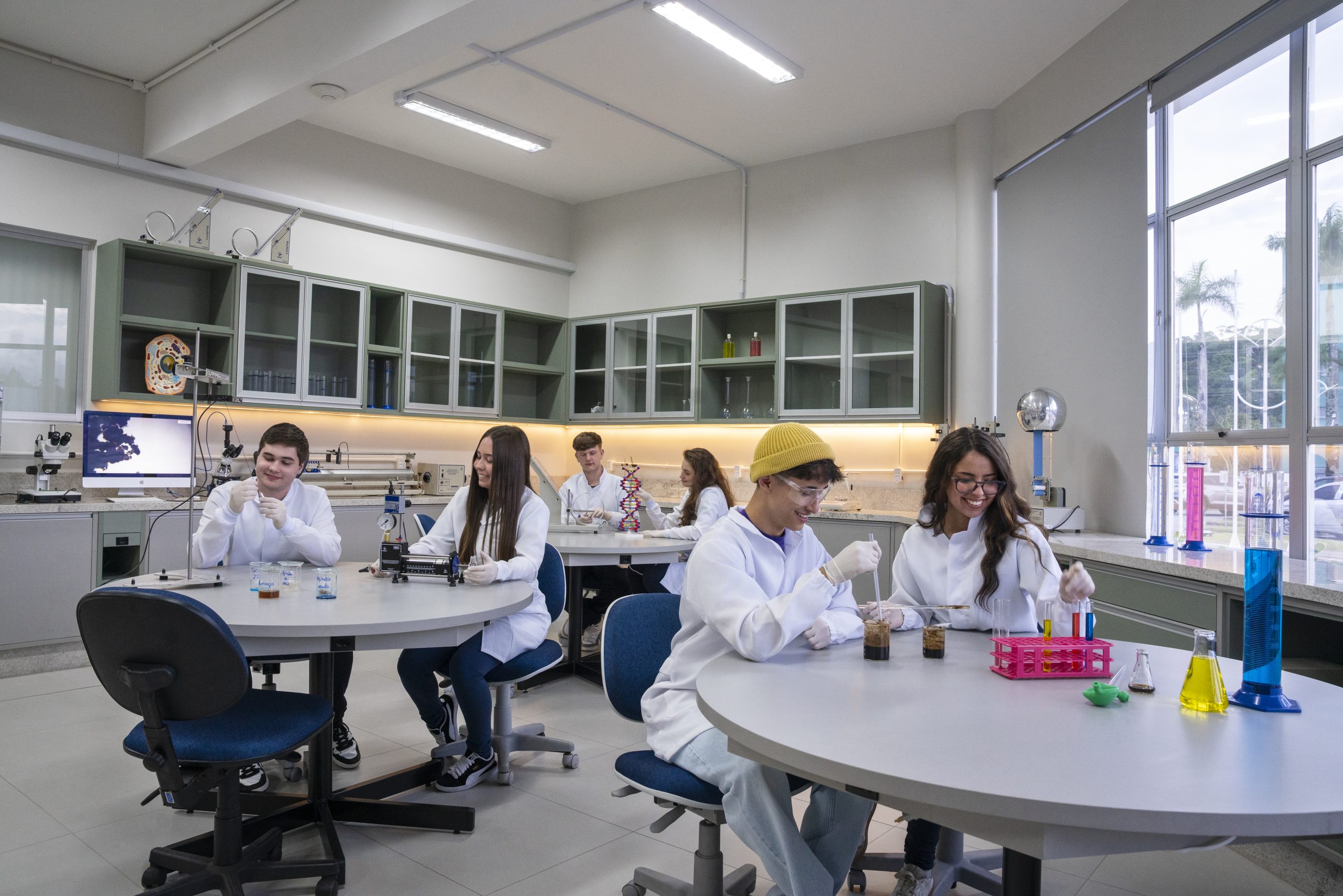 Alunos do Senac Jaraguá do Sul realizam experimentos em laboratório de ciências