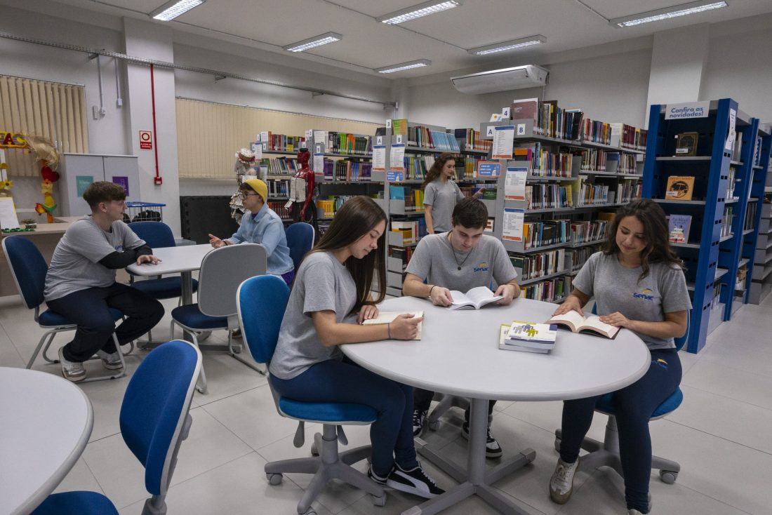 Estudantes do Senac Jaraguá do Sul estudam em grupo na biblioteca da unidade