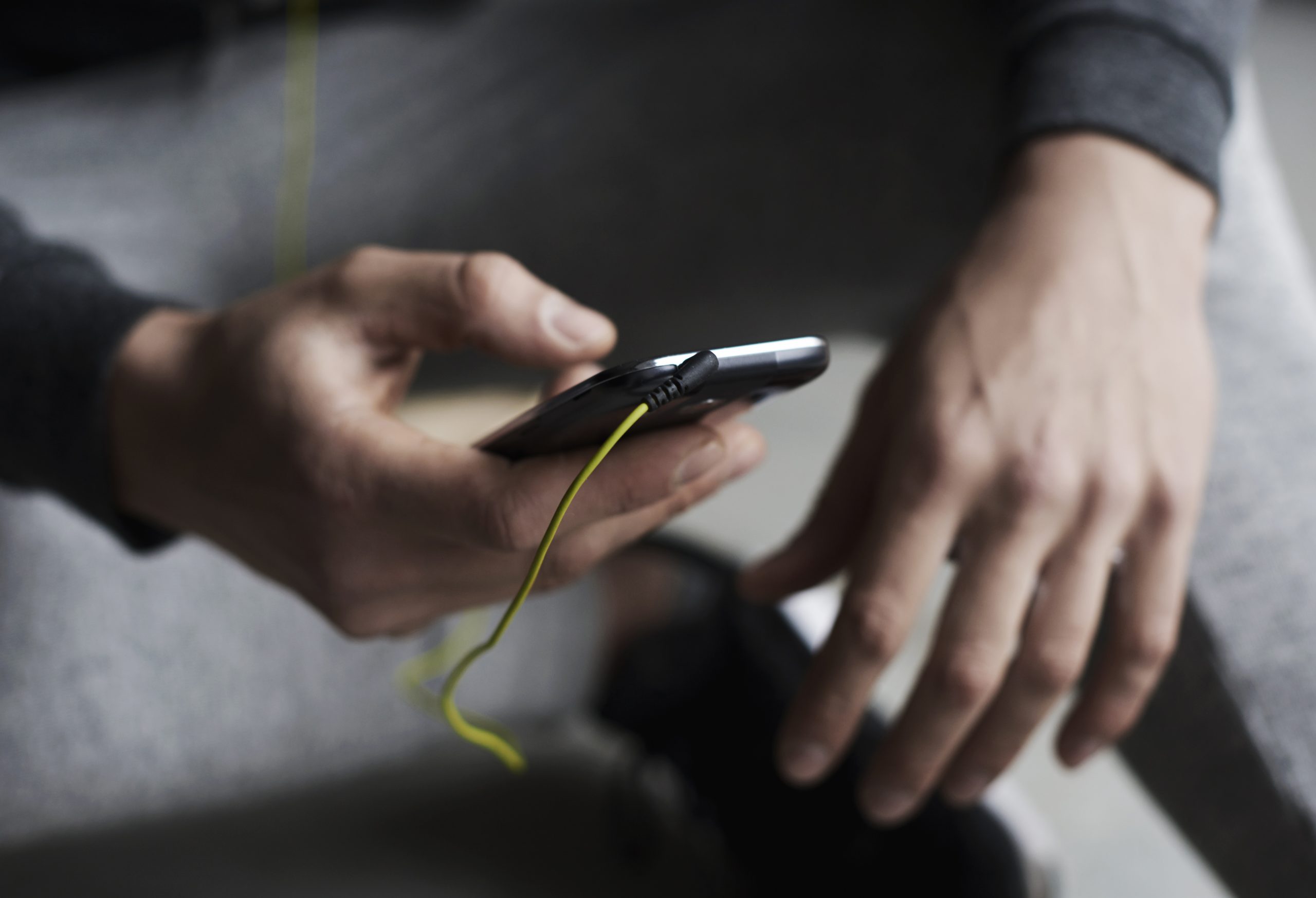 Atenção: 105 FM alerta para golpes via celular envolvendo o nome da rádio