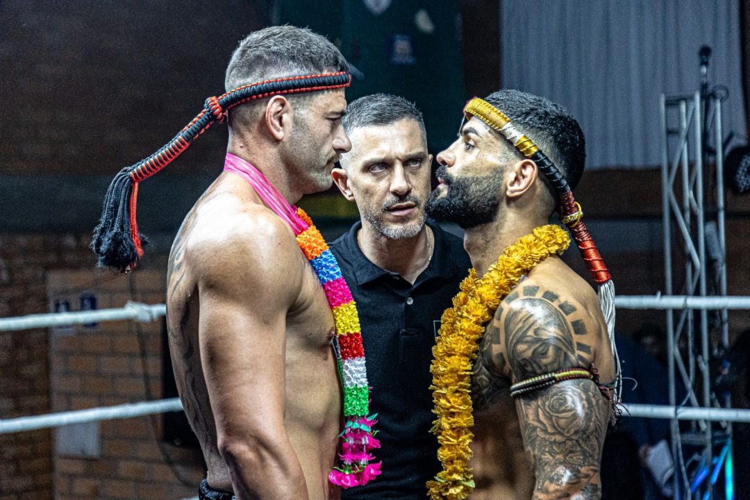 Lutadores de Muay Thai fazem encarada antes da luta no evento SCBS Combat Experience em Jaraguá do Sul.