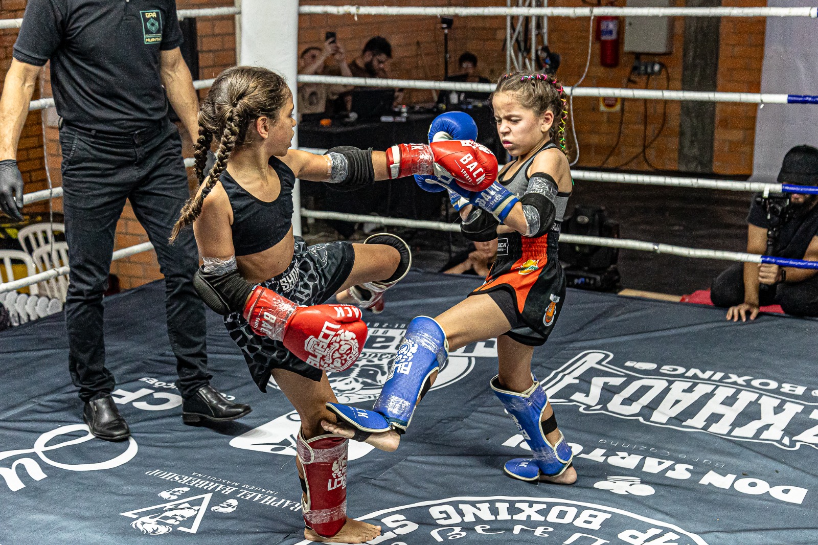 Luta infantil de Muay Thai durante o evento SCBS Combat Experience realizado em Jaraguá do Sul.