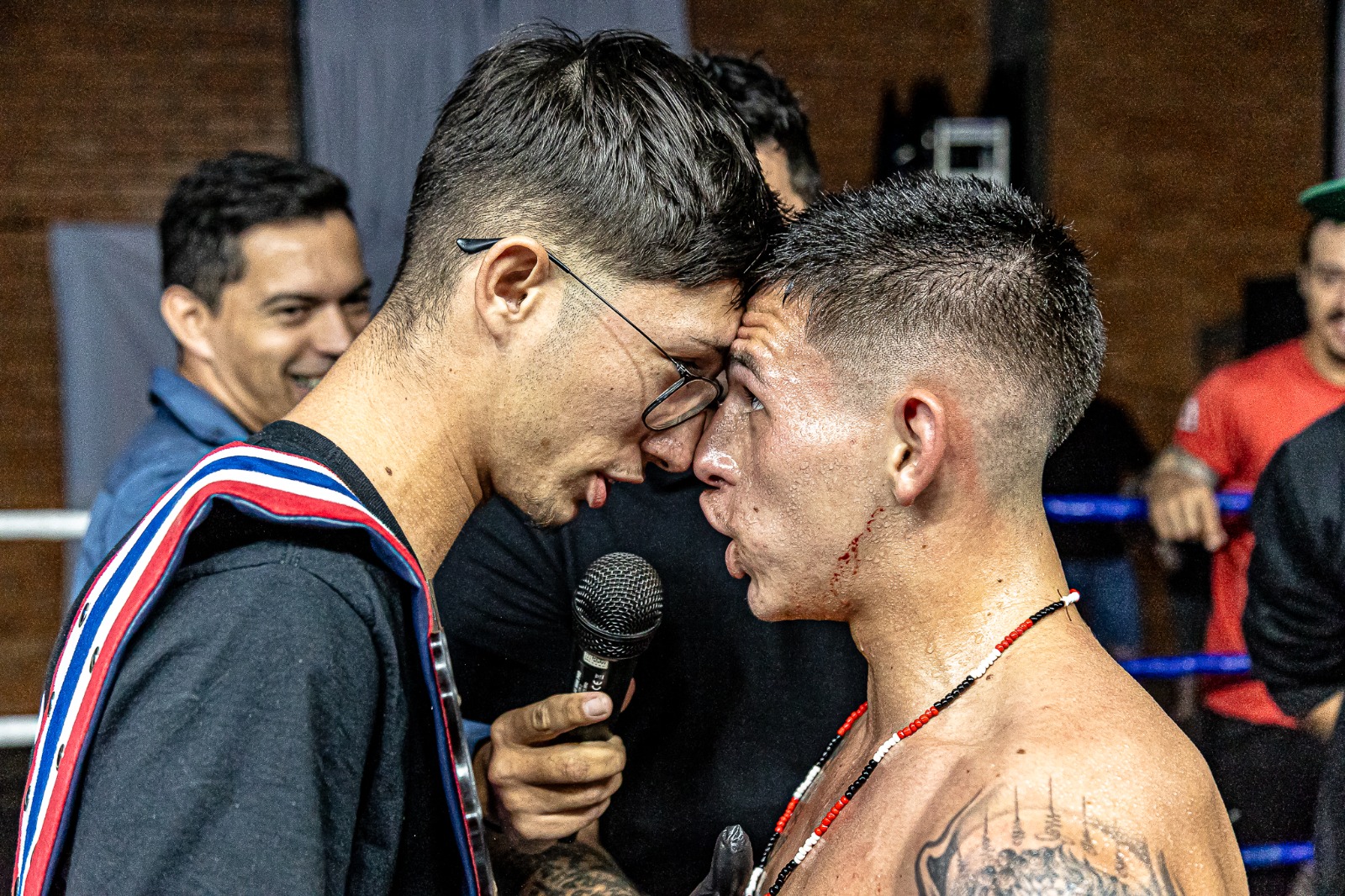 Lutadores fazem encarada antes da luta de Muay Thai durante o evento SCBS Combat Experience em Jaraguá do Sul.