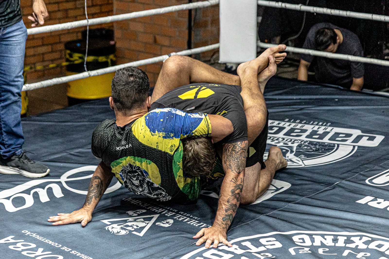 Atletas disputam luta de Jiu-Jitsu durante o evento SCBS Combat Experience em Jaraguá do Sul.