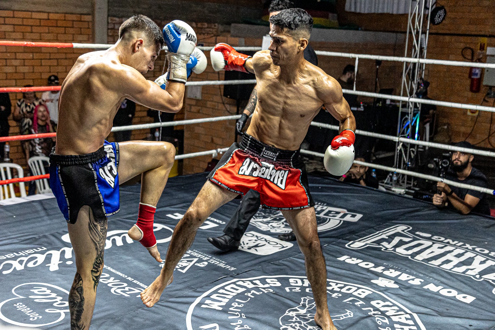 Lutadores trocam golpes em combate de Muay Thai durante o evento SCBS Combat Experience em Jaraguá do Sul.