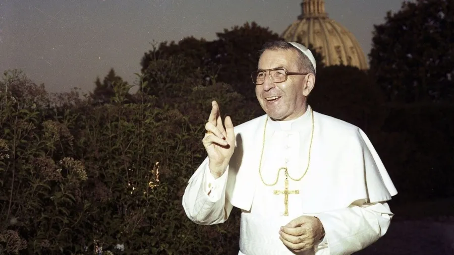 Papa João Paulo I sorrindo em área externa do Vaticano durante seu pontificado