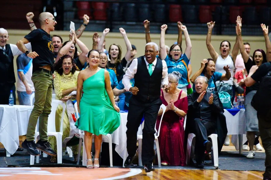 Dupla de dança de salão de Jaraguá do Sul celebra medalha nos Jasti com torcida ao fundo