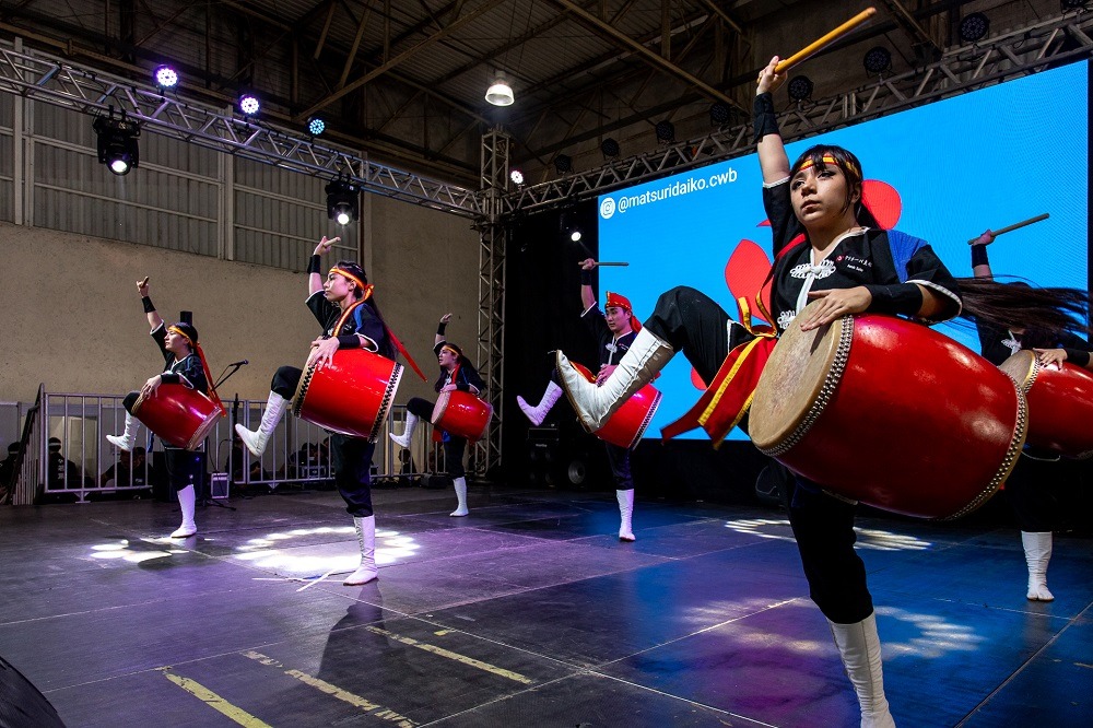 Apresentação de taiko com tambores japoneses no Joinville Matsuri