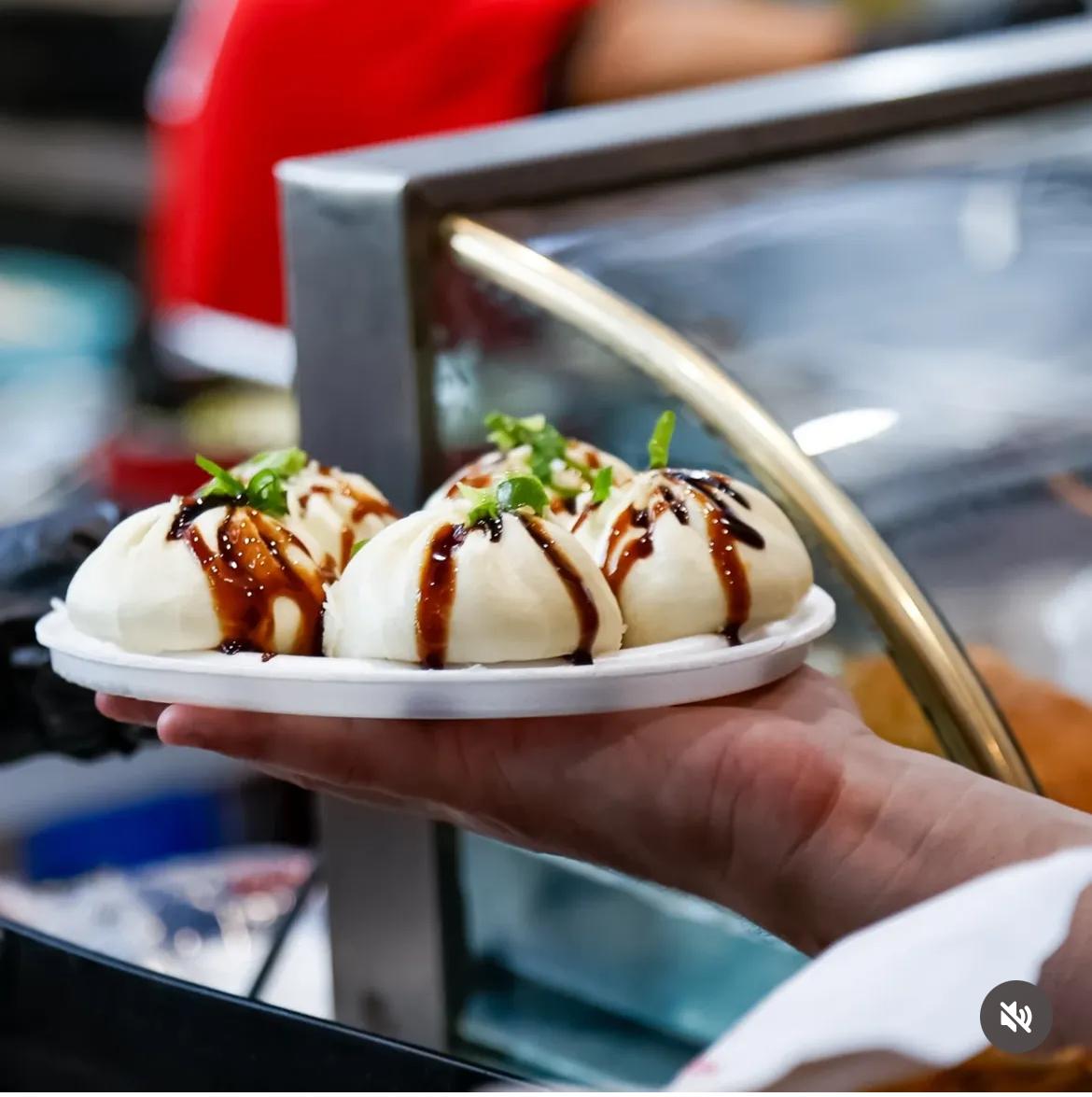 Prato de Baoziservido na praça gastronômica do Joinville Matsuri