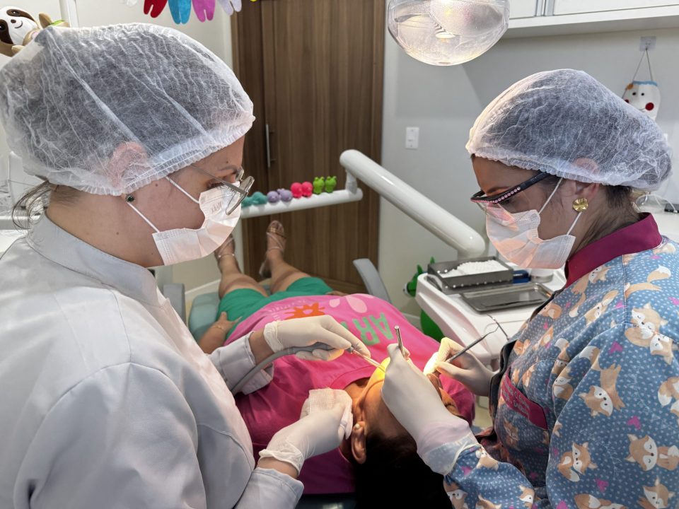 Dentistas realizam atendimento odontológico em paciente em unidade de saúde de Massaranduba