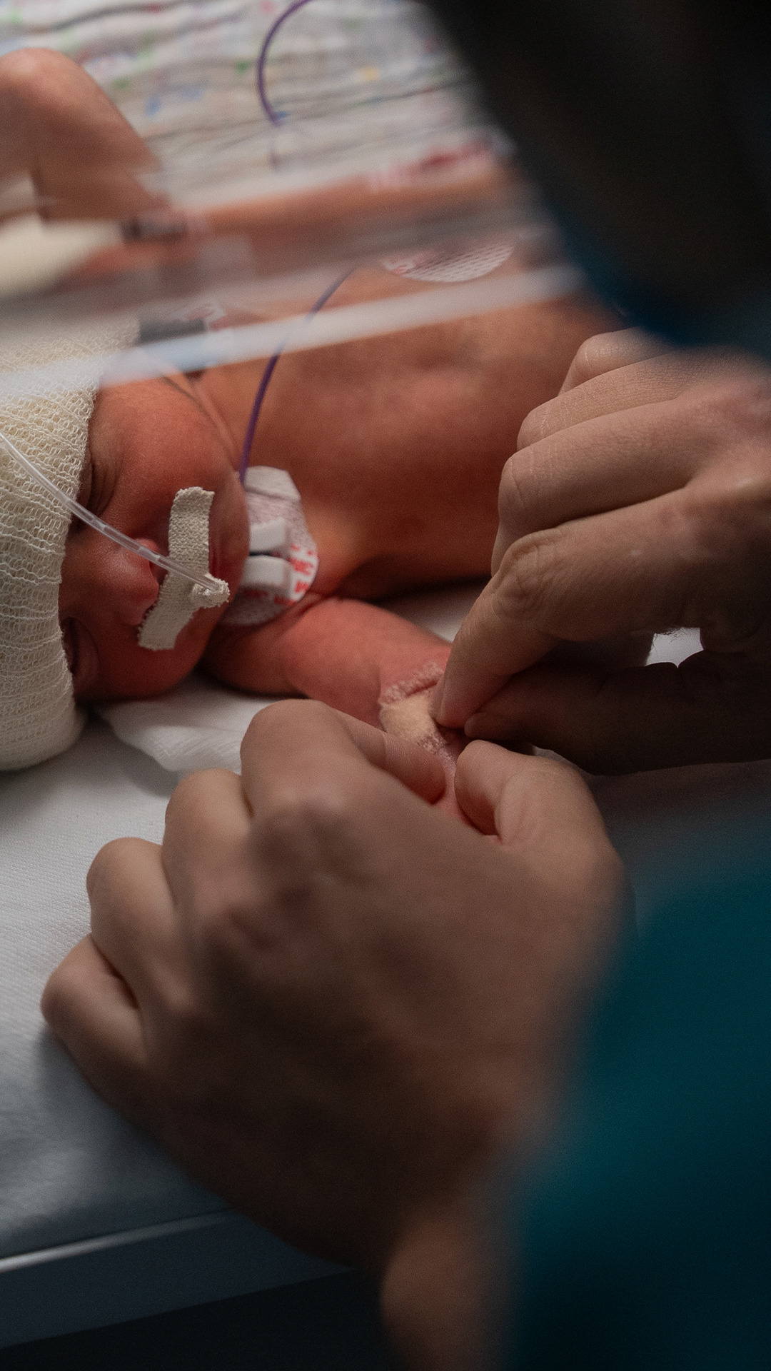 Profissional de enfermagem realiza atendimento em recém-nascido na UTI Neonatal do Hospital Jaraguá