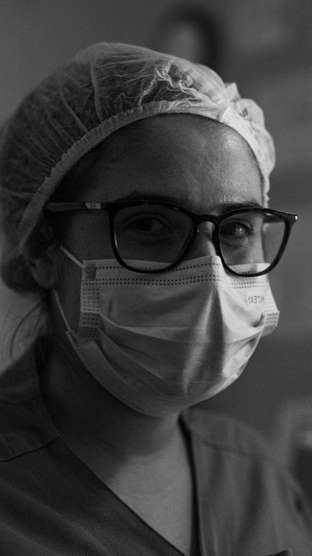 Enfermeira do Hospital Jaraguá durante rotina de atendimento na instituição