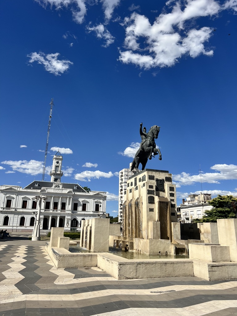 Praça central de cidade da Ruta 51 na Argentina durante viagem pela América do Sul