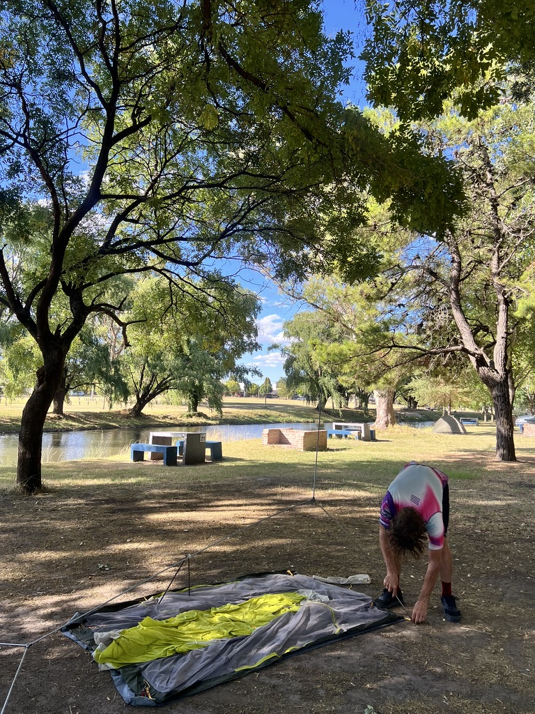 Camping em balneário municipal da Ruta 51 usado por viajantes na Argentina
