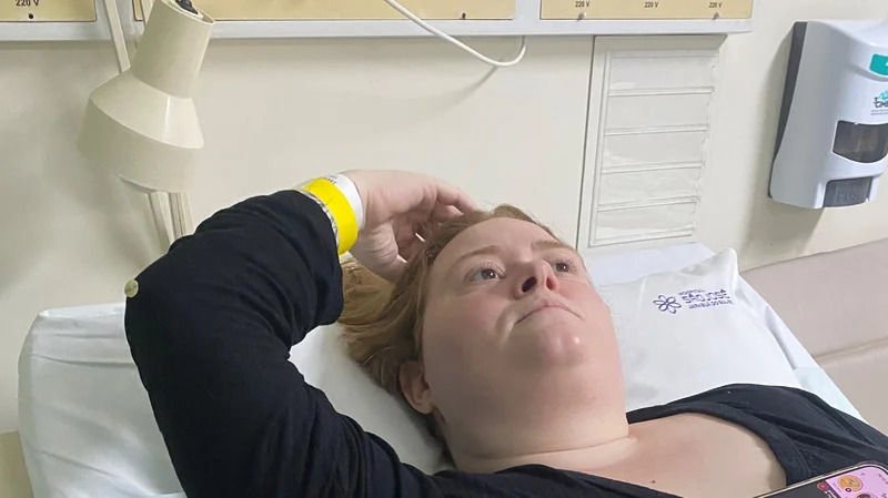 Carol Beatriz internada em hospital durante tratamento contra melanoma agressivo em Jaraguá do Sul