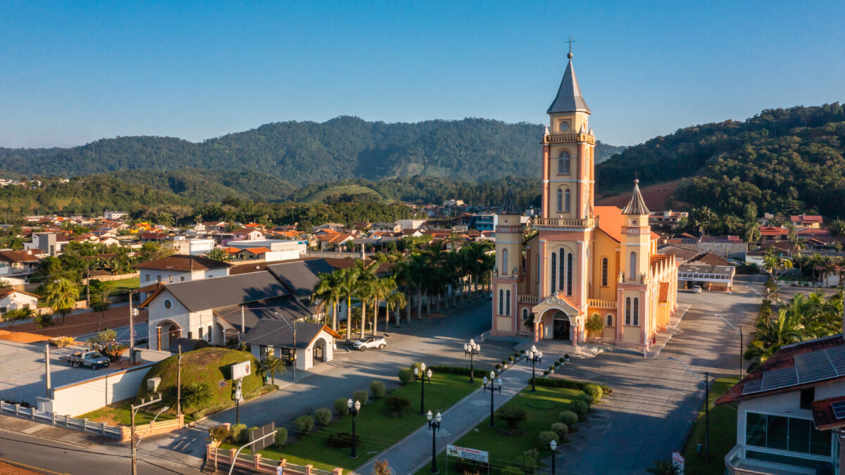 Vista aérea da Igreja Matriz Nossa Senhora do Rosário e do Espaço Padre Aloísio, no bairro Nereu Ramos, em Jaraguá do Sul
