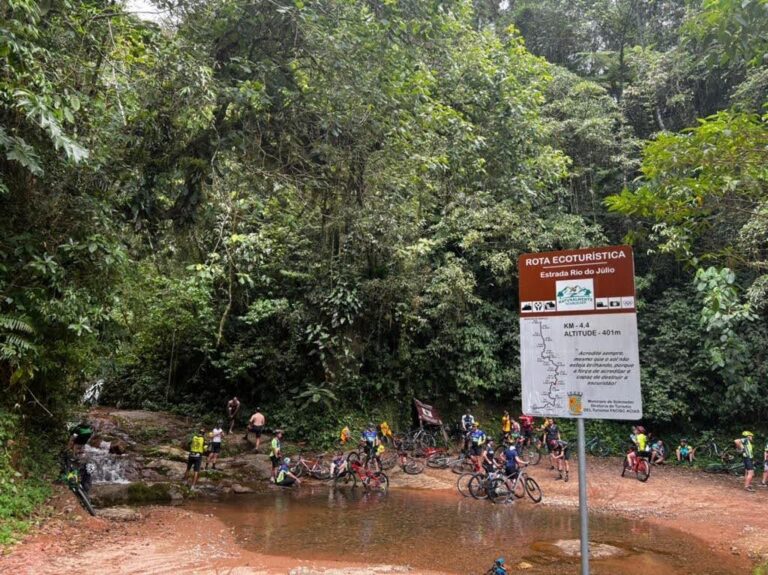 Ciclistas fazem parada na Rota Ecoturística da Estrada Rio do Júlio em Schroeder