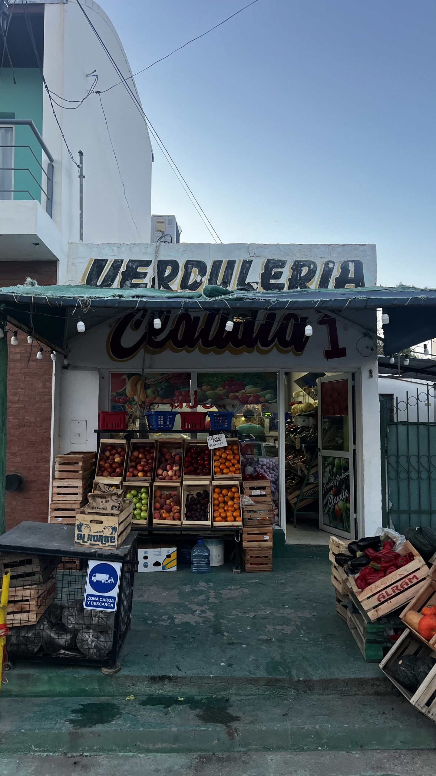 Verdulería em Las Grutas na Argentina com frutas e verduras expostas na entrada