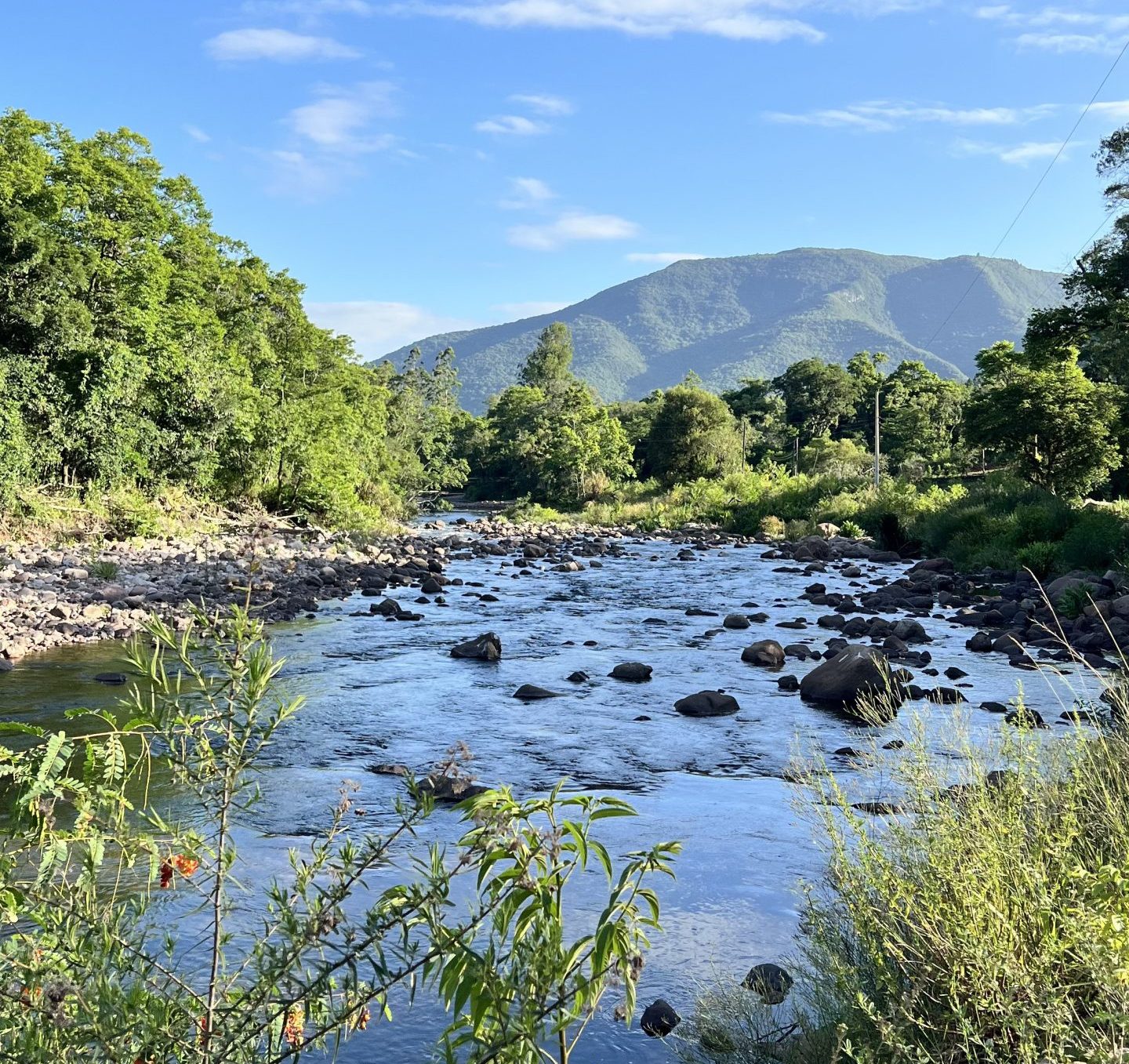 Rio cercado por mata e montanhas em Maquiné no litoral norte do Rio Grande do Sul