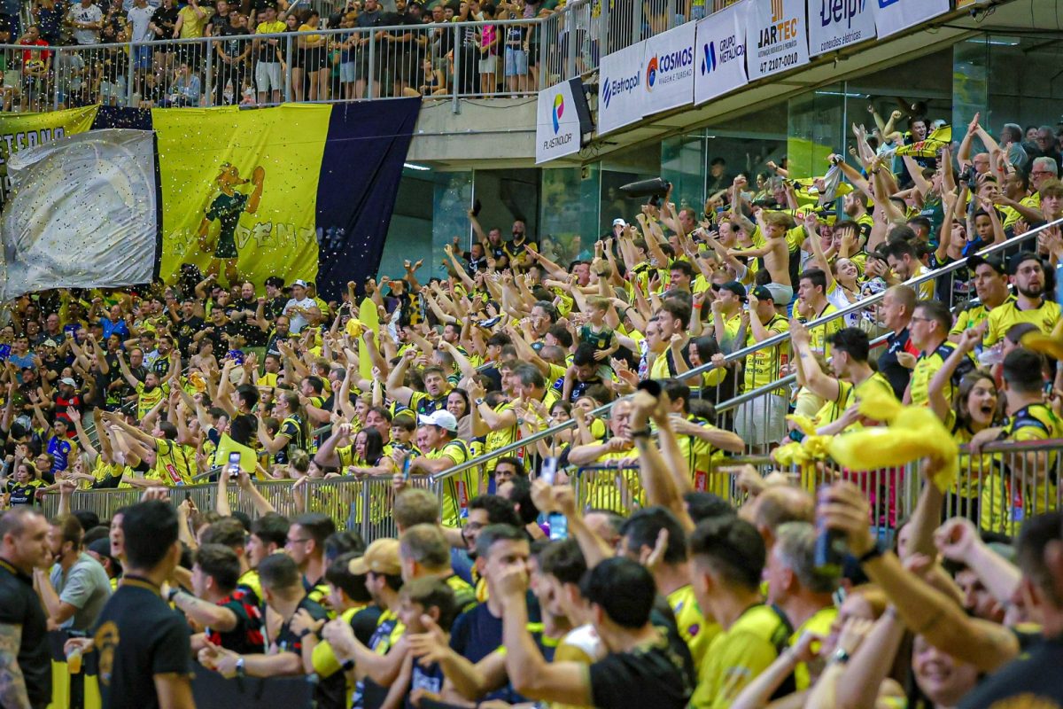 Torcida do Jaraguá Futsal lota a Arena Jaraguá durante partida em clima de celebração e apoio ao time