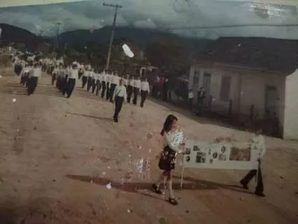 Desfile cívico no bairro Nereu Ramos durante a década de 1970 em Jaraguá do Sul
