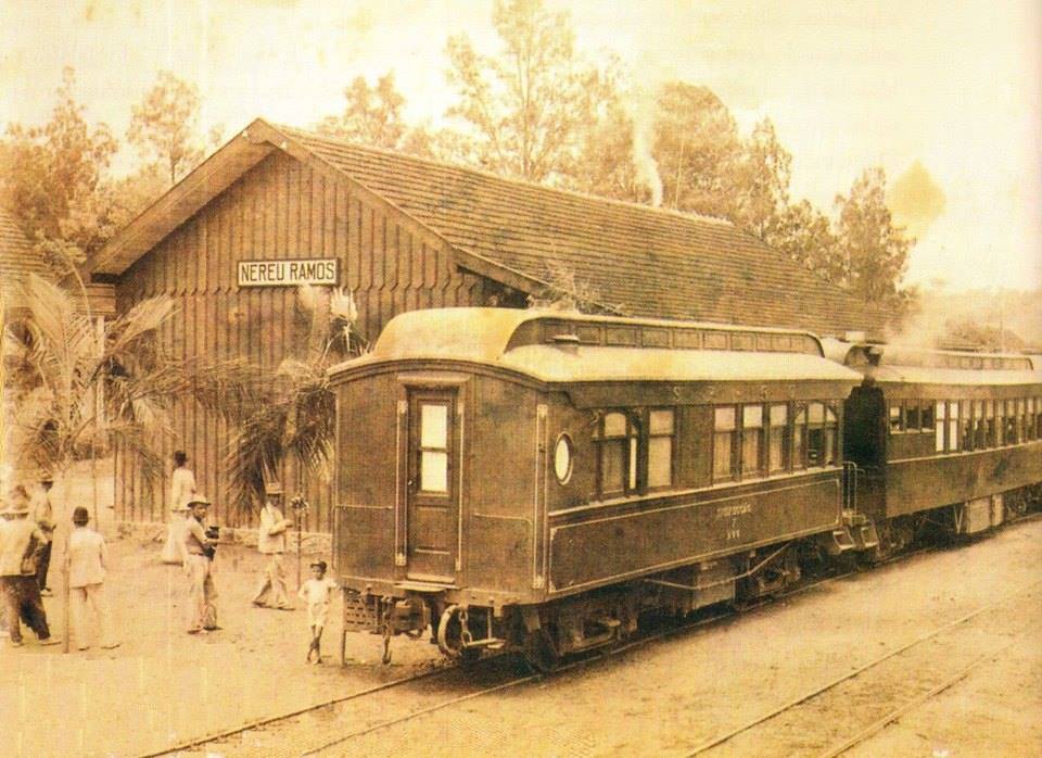 Antiga estação ferroviária de Nereu Ramos com trem parado nos trilhos em Jaraguá do Sul