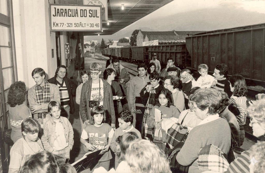Passageiros aguardam embarque na Estação Ferroviária de Jaraguá do Sul em registro provavelmente dos anos 1970