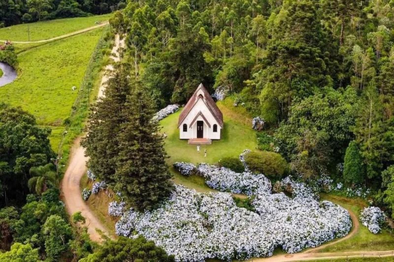 Igreja de madeira cercada por hortênsias na Estrada Rio do Júlio em Joinville