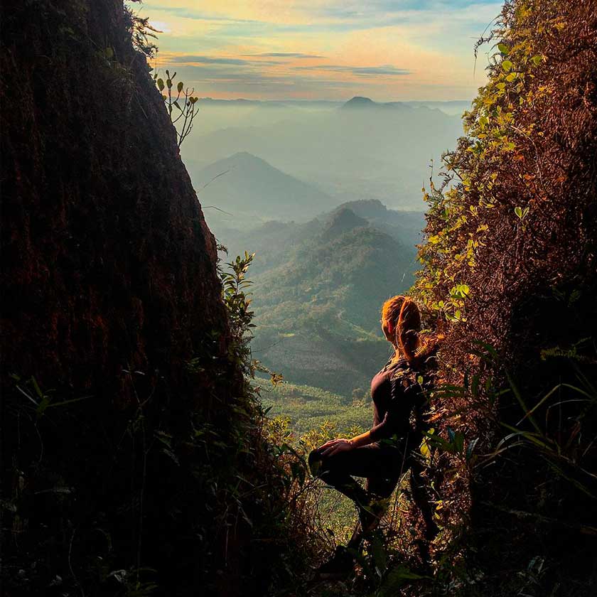 Vista a partir do topo do Morro do Garrafão, em Corupá, com camadas de montanhas no horizonte e neblina dourada durante o amanhecer