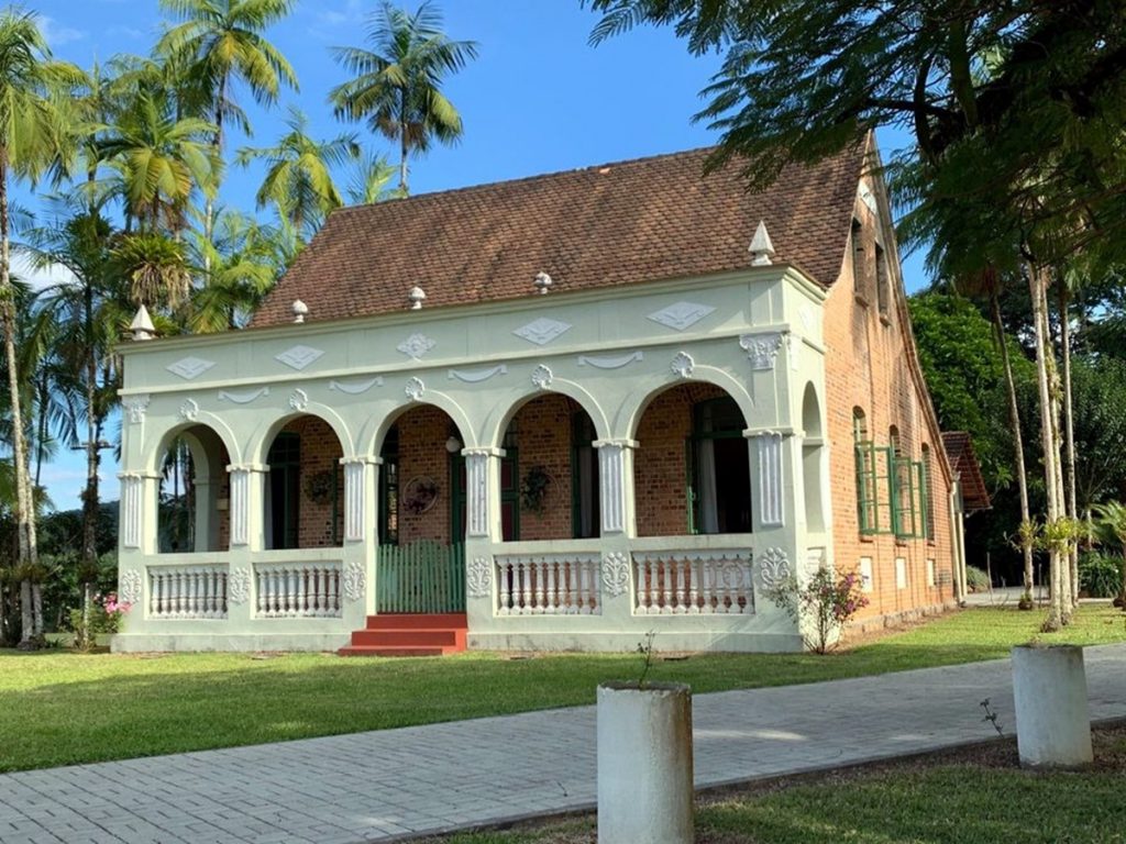 Casa Eurides Silveira, construída em 1917 no bairro Nereu Ramos, em Jaraguá do Sul, preserva arquitetura histórica ligada à colonização italiana.