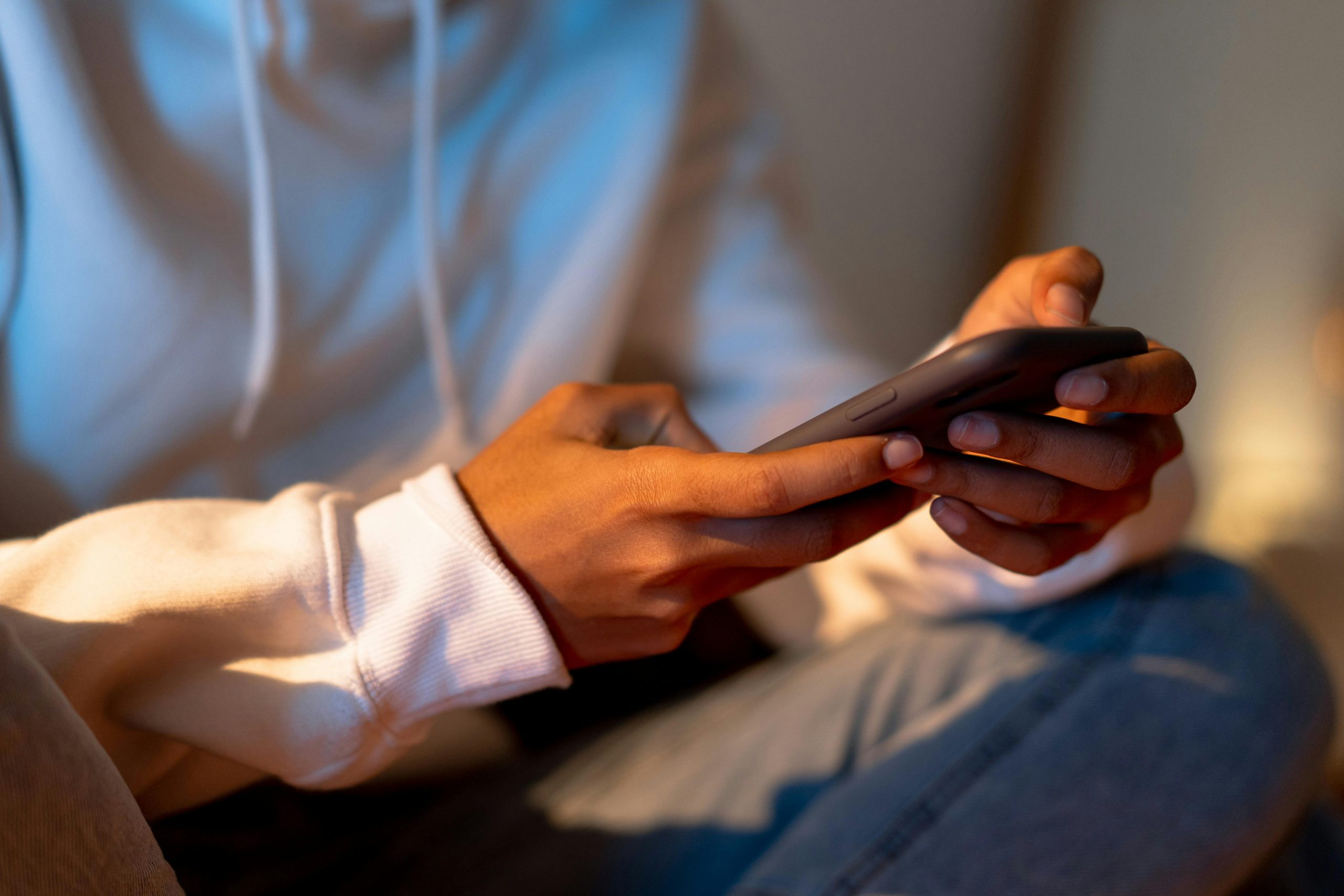 Pessoa utilizando smartphone durante momento de conexão digital e redes sociais