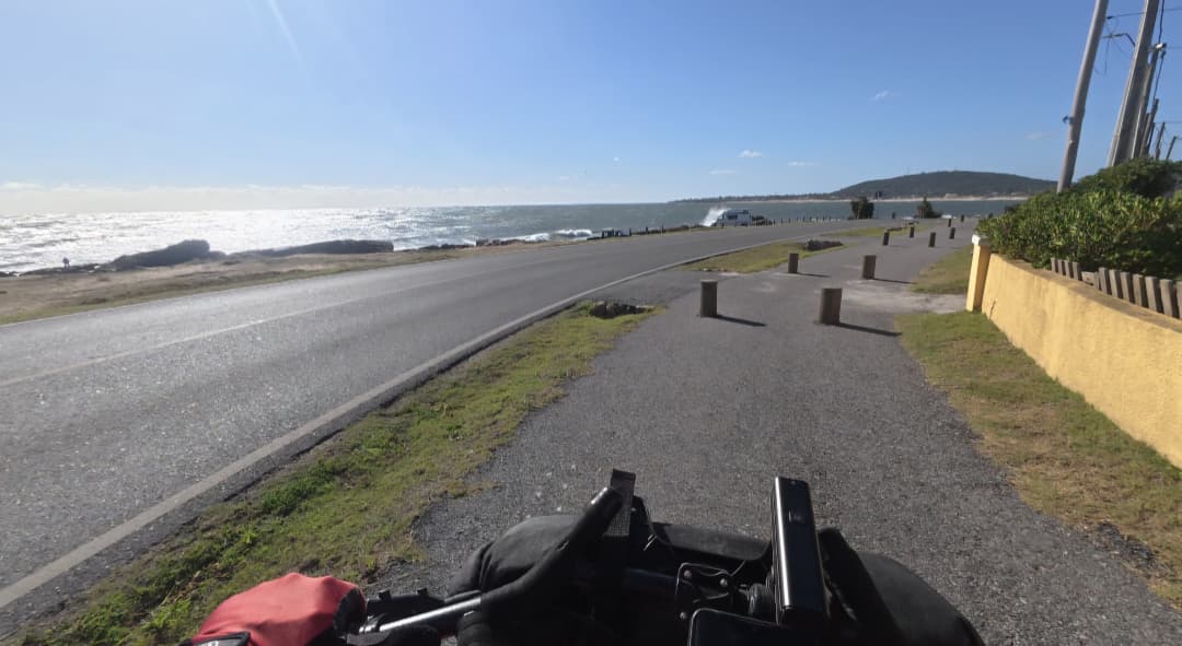 Vista do litoral de Piriápolis no Uruguai com mar aberto e estrada costeira