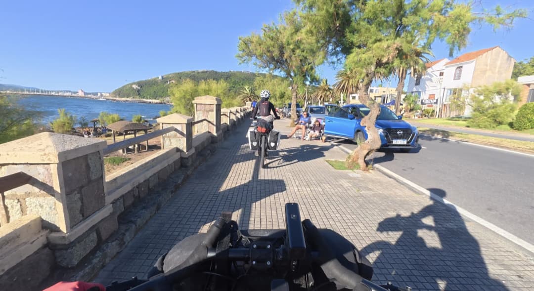 Orla de Piriápolis no Uruguai com ciclovia, mar e movimento de turistas