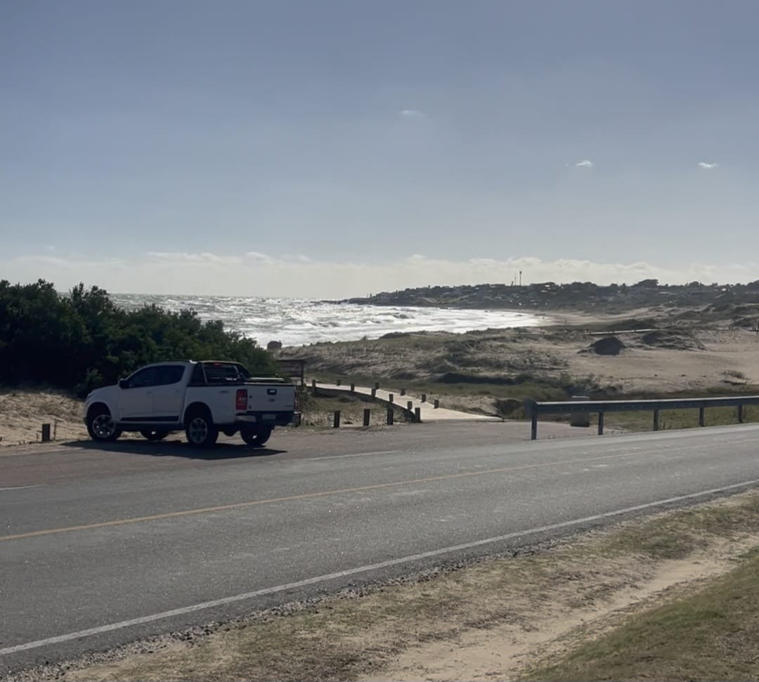 Estrada costeira entre Punta Colorada e Piriápolis no Uruguai com vista para o mar