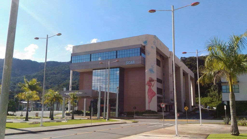 Prédio do Centro Cultural SCAR durante o dia em Jaraguá do Sul