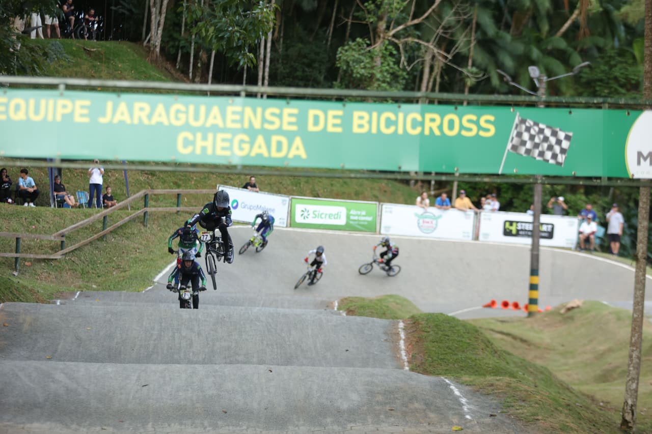 Caio Habeck disputa prova de BMX na pista da Equipe Jaraguaense de Bicicross