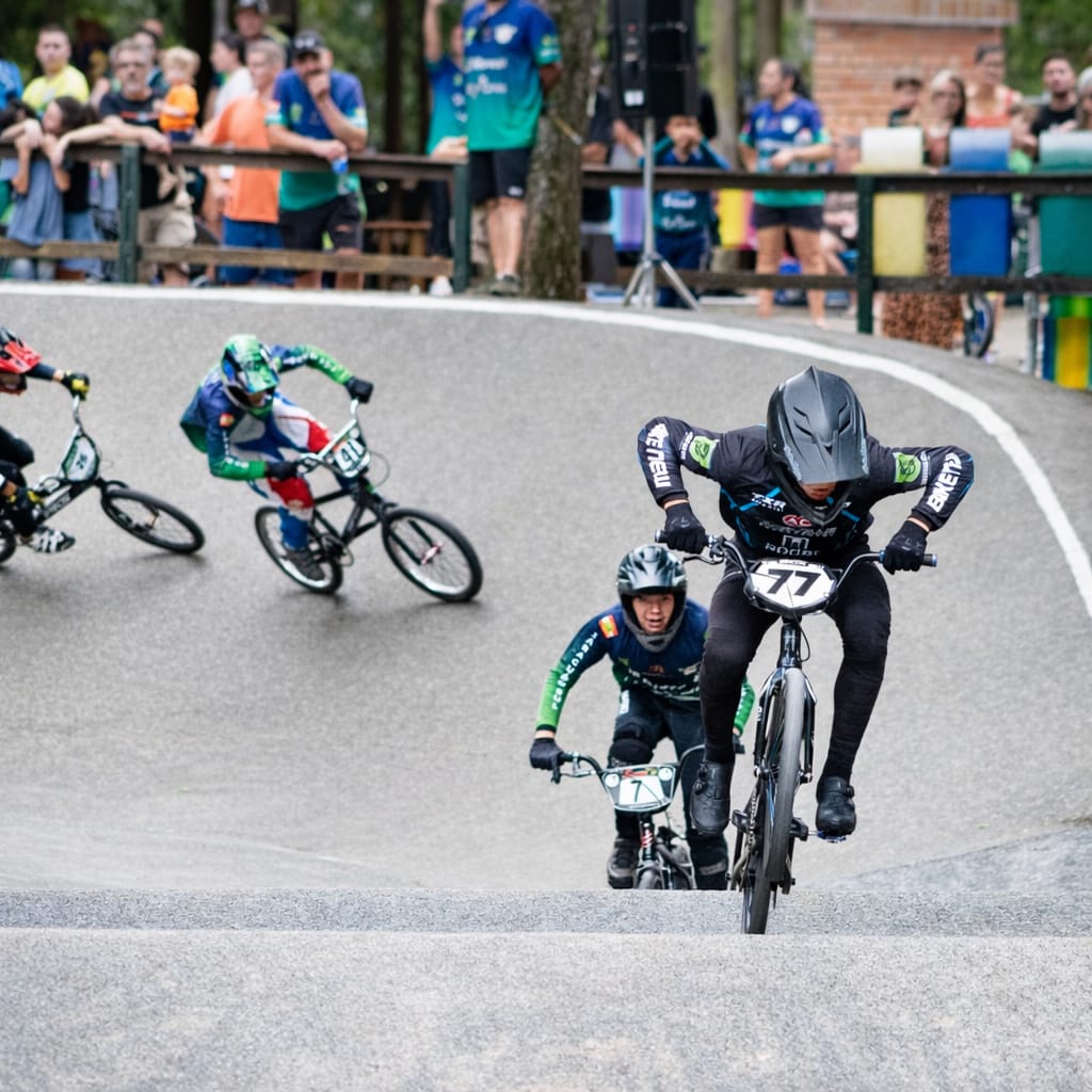 Caio Habeck lidera bateria durante competição de BMX