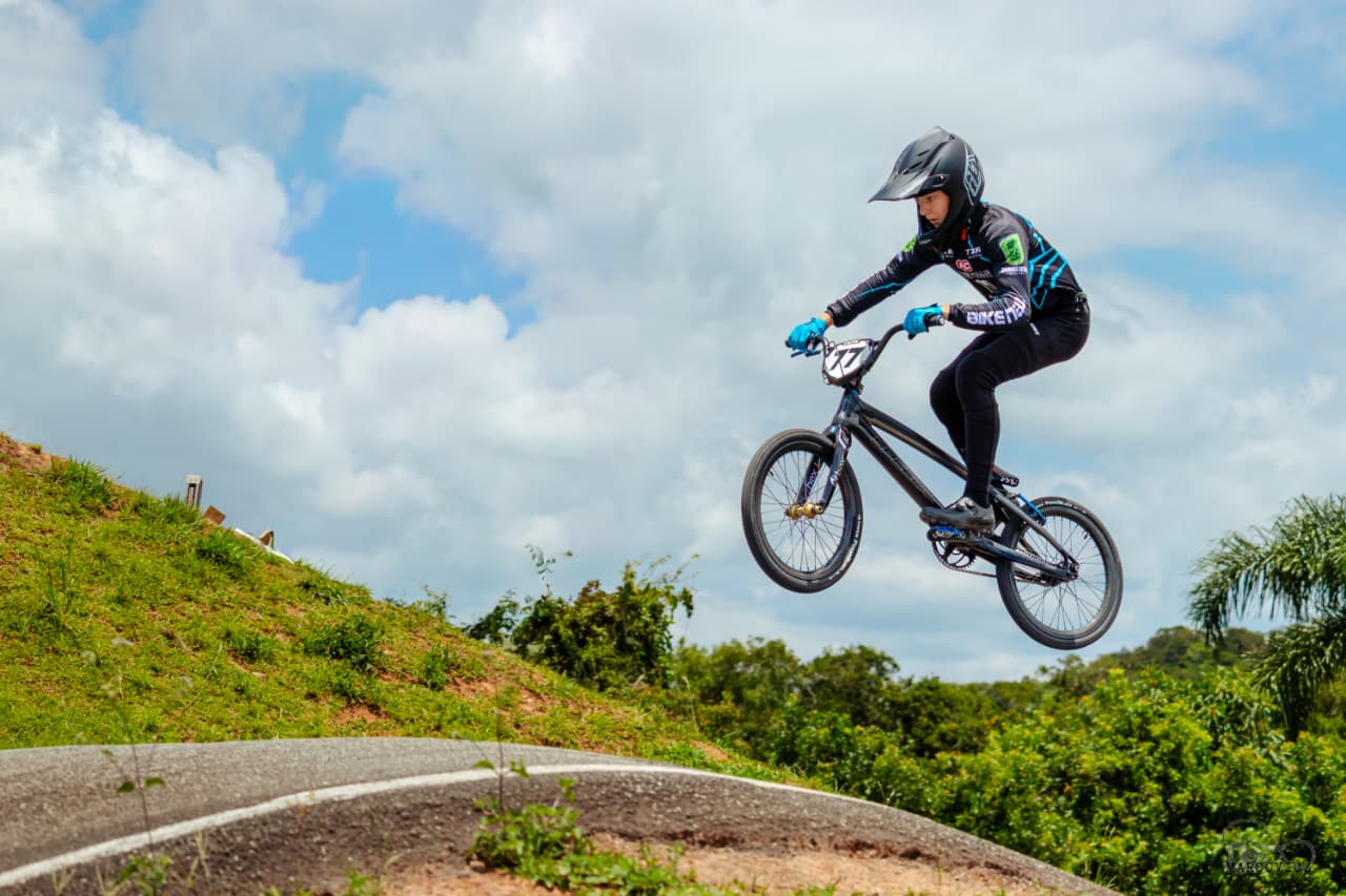 Caio Habeck durante treino de BMX em pista de bicicross, em Jaraguá do Sul