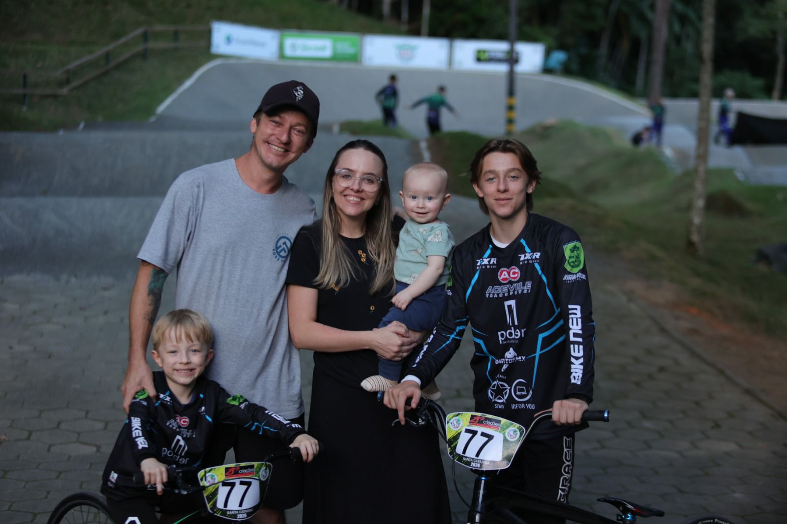 Família de Caio Habeck reunida na pista de BMX
