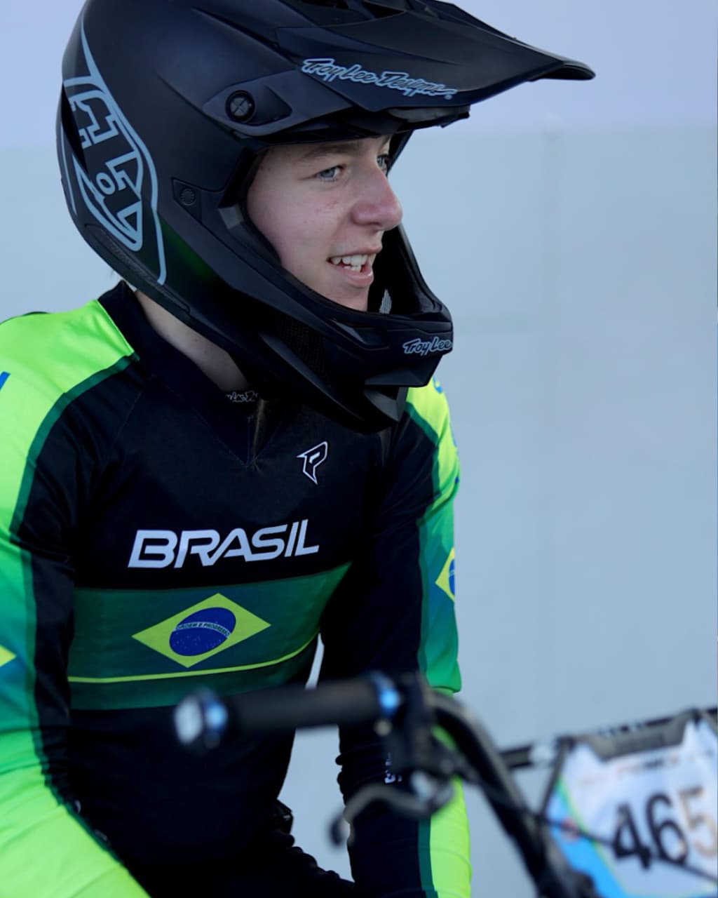 Caio Habeck com uniforme do Brasil durante competição de BMX