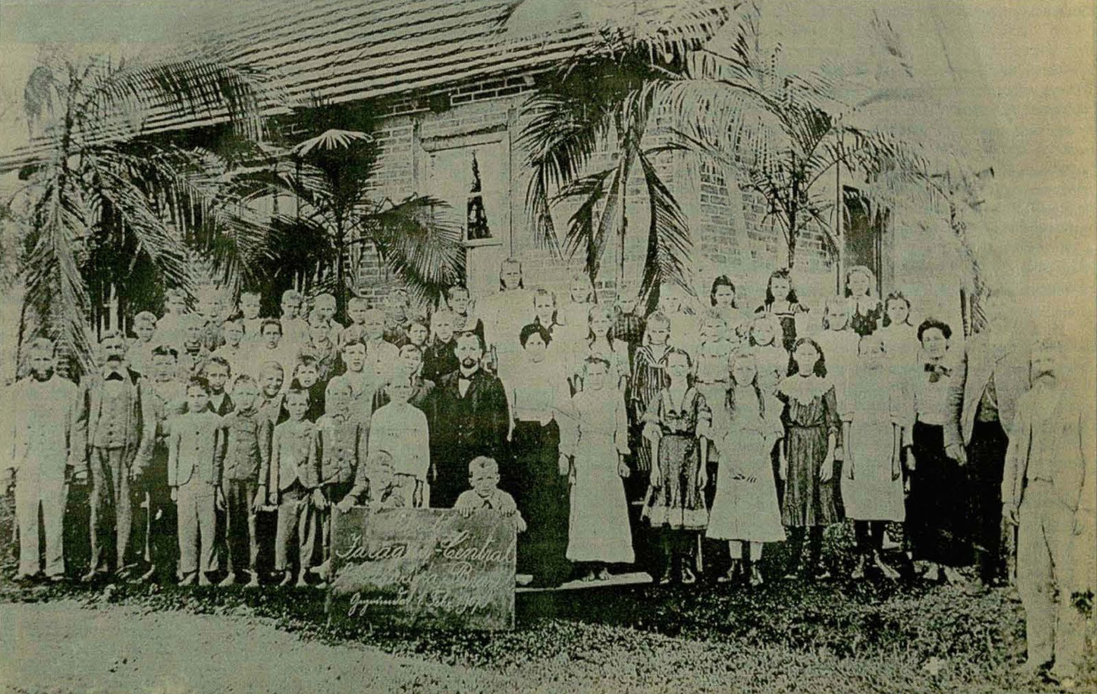 Alunos e professor da Deutsche Schule, a escola alemã de Jaraguá do Sul, reunidos em foto de grupo diante da escola no início do século 20