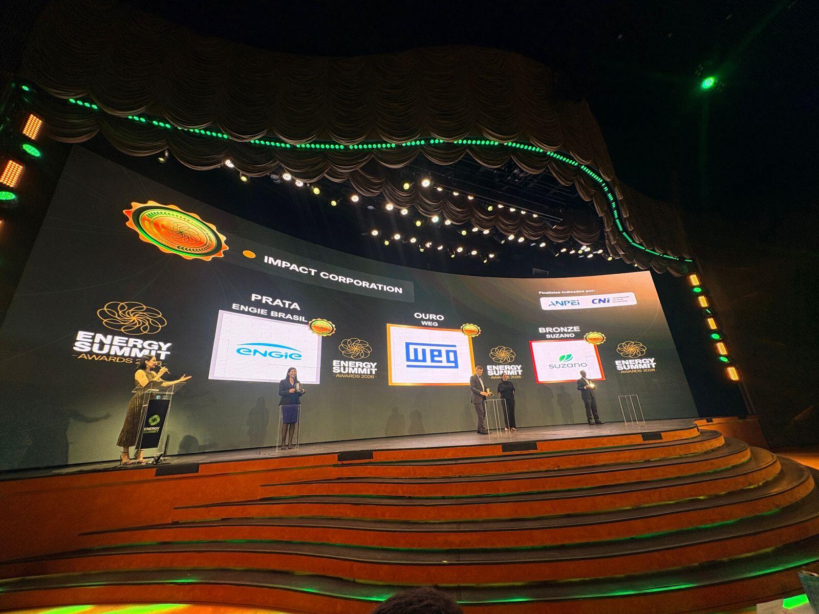 Telão do Energy Summit Awards 2026 mostra WEG em ouro na categoria Impact Corporation, ao lado de Engie e Suzano