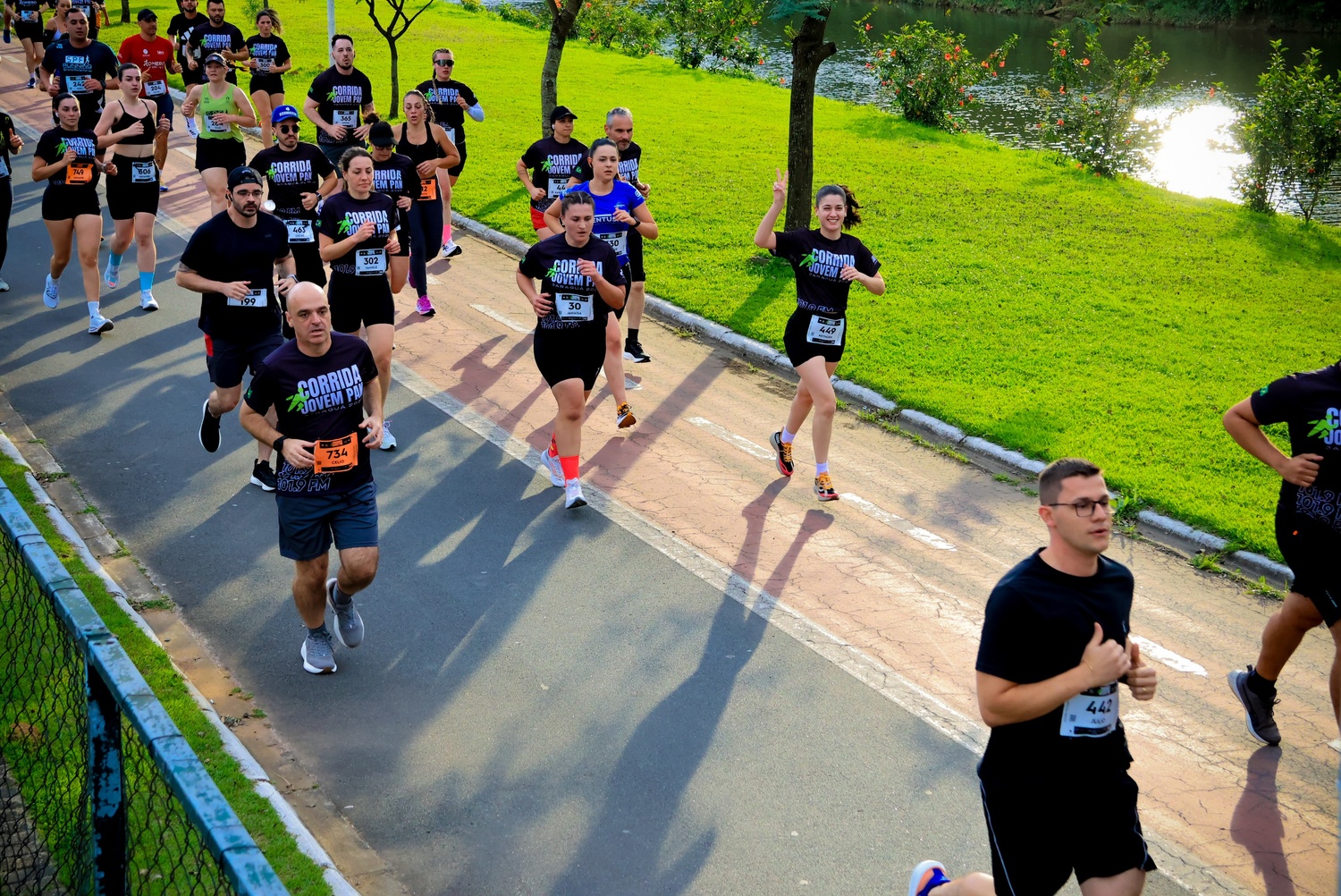 Corredores participam da Corrida Jovem Pan em percurso realizado na Via Verde