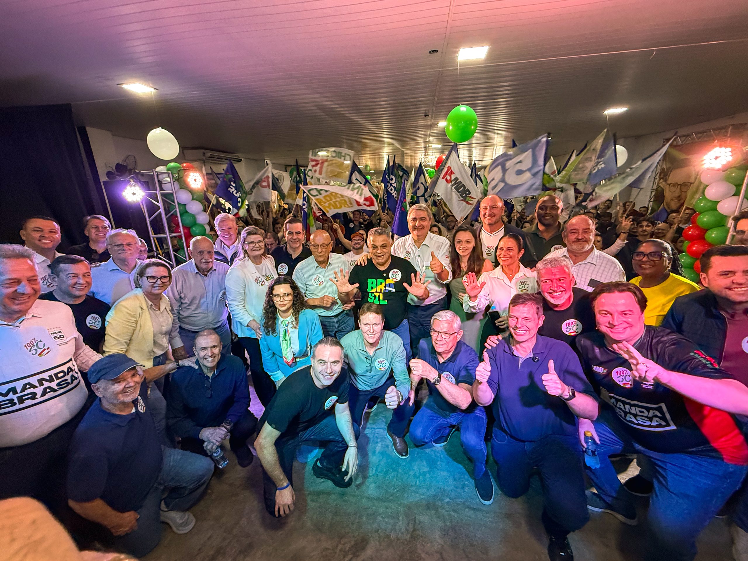 Lideranças políticas participam de evento de lançamento da pré-candidatura de Antídio Lunelli ao Senado em Jaraguá do Sul.