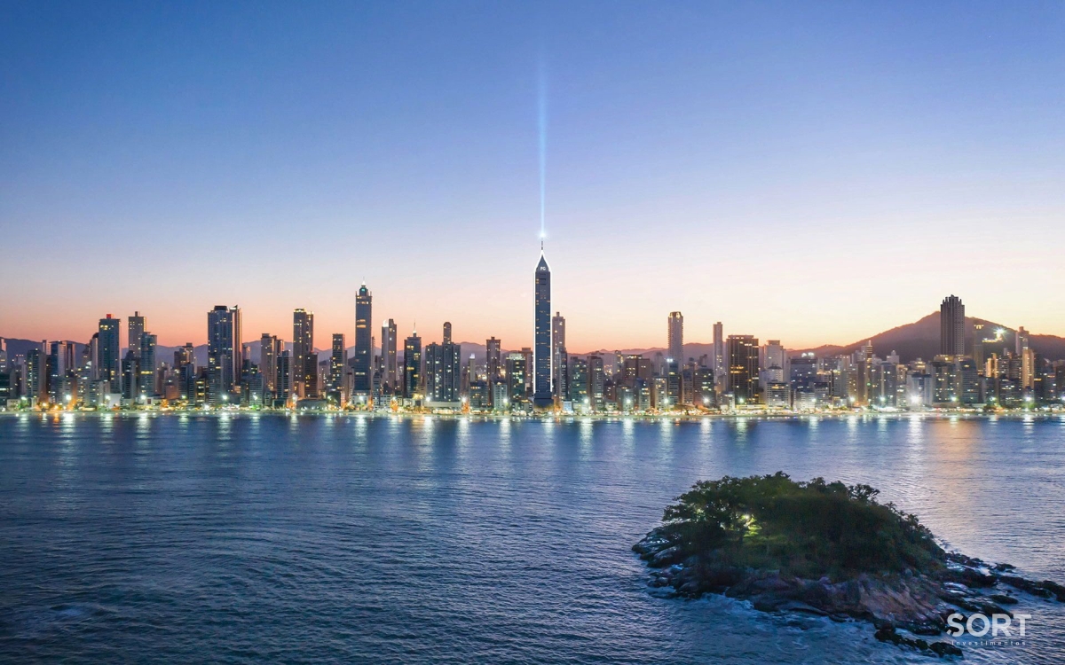 Titanium Tower iluminado na Avenida Atlântica, em Balneário Camboriú, com destaque para a fachada e a iluminação arquitetônica.