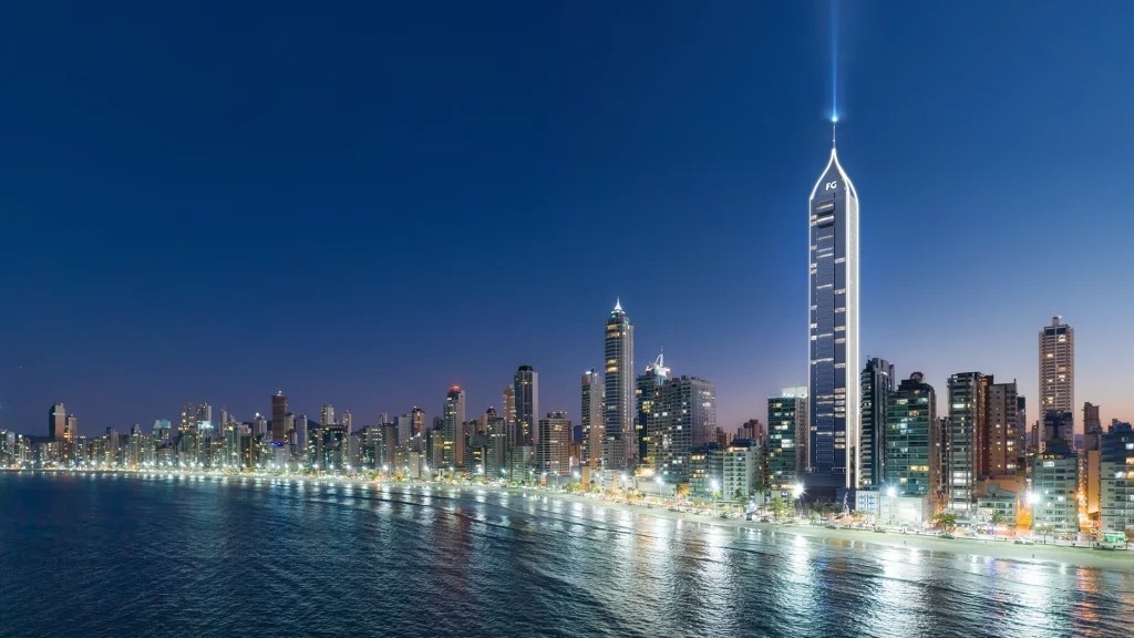 Topo do Titanium Tower com vista para o litoral de Balneário Camboriú.