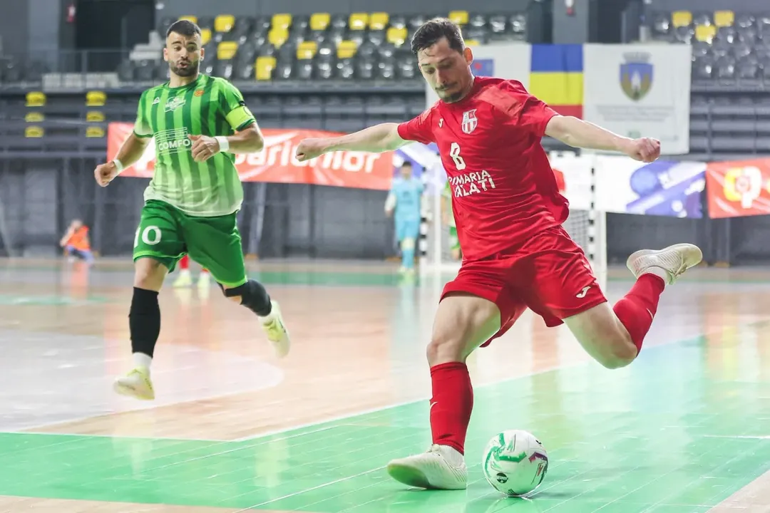 André Sasse durante partida do United Galati na Liga Nacional de Futsal da Romênia