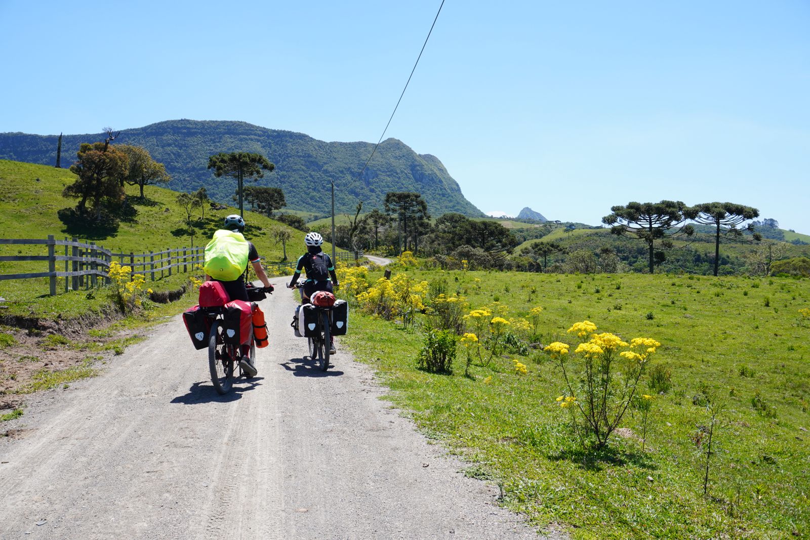Bruna de Moraes e Rodrigo Tranquilo percorrem estrada rural em Alfredo Wagner